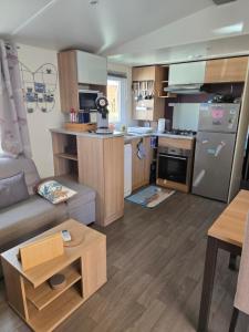 Kuchyň nebo kuchyňský kout v ubytování FMLODGE-mobilhome olivier