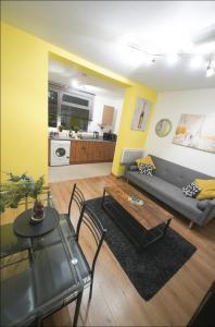 a living room with a couch and a table at City Centre 1bed w free parking in Birmingham