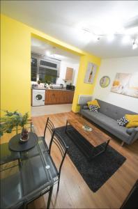 a living room with a couch and a table at City Centre 1bed w free parking in Birmingham