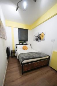 a bedroom with a bed in a room at City Centre 1bed w free parking in Birmingham +6 photos