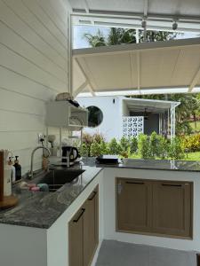 eine Küche mit Spüle und Arbeitsplatte in der Unterkunft High-In Holiday Home&Villa in Ko Phangan