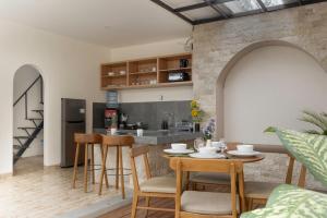 Η κουζίνα ή μικρή κουζίνα στο Villa Maha 2-BR Private Pool