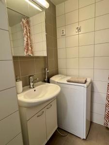 a bathroom with a sink and a toilet and a mirror at Kiva majoitus 1-4hlö, 500m keskustaan, parkkipaikka in Oulu