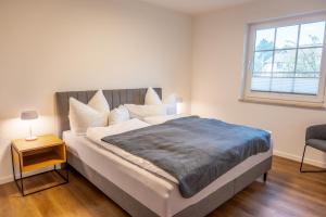 Un pat sau paturi într-o cameră la Ostseedomizil "Ankerbuk", Ferienwohnung Seeadler