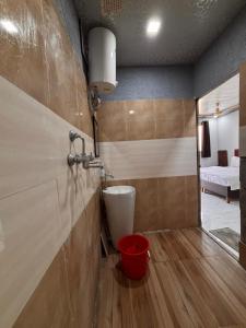 Bilik mandi di Dharohar Homestay Chandrabhaga