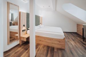 Postel nebo postele na pokoji v ubytování Feichter Hotel & Bistro + 37 fotografií