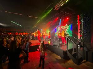 Eine Gruppe von Menschen auf einer Bühne bei einem Konzert in der Unterkunft Meadow Lakes 76 - sleeps 6 with a bath - Golden Palm Resort - Meadow Lakes Caravan & Lodge Hire in Chapel Saint Leonards + 15 Fotos