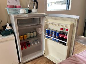 ホーチミン・シティにあるMãi Mãi Hostel Homestayのオープン冷蔵庫(ドリンク、ソーダ付)