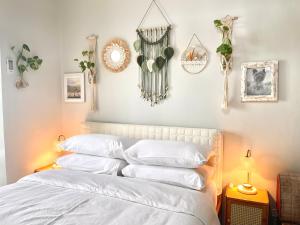 Postel nebo postele na pokoji v ubytování Serene Haven in Tomas Morato + 13 fotografií