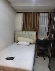 a small bedroom with a bed and a chair at Alief hotel 88 in Sampal 2
