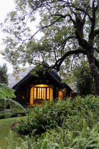 ヌワラエリヤにあるFerncliff Bungalowの側面に大きな窓がある家 +26枚の写真