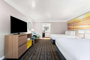 Postel nebo postele na pokoji v ubytování Days Inn by Wyndham San Diego Hotel Circle