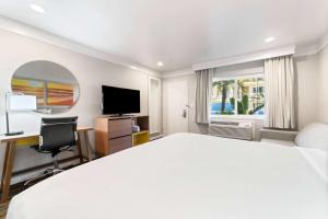 TV a/nebo společenská místnost v ubytování Days Inn by Wyndham San Diego Hotel Circle