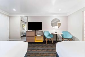 TV a/nebo společenská místnost v ubytování Days Inn by Wyndham San Diego Hotel Circle