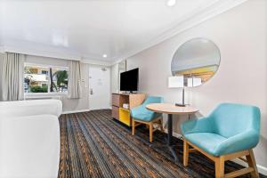 TV a/nebo společenská místnost v ubytování Days Inn by Wyndham San Diego Hotel Circle