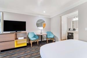 TV a/nebo společenská místnost v ubytování Days Inn by Wyndham San Diego Hotel Circle