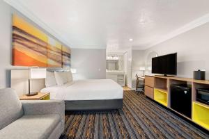 TV a/nebo společenská místnost v ubytování Days Inn by Wyndham San Diego Hotel Circle