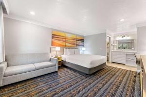 Postel nebo postele na pokoji v ubytování Days Inn by Wyndham San Diego Hotel Circle