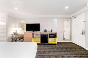 TV a/nebo společenská místnost v ubytování Days Inn by Wyndham San Diego Hotel Circle