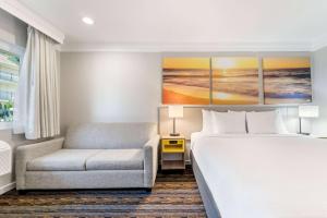 Postel nebo postele na pokoji v ubytování Days Inn by Wyndham San Diego Hotel Circle