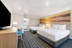Postel nebo postele na pokoji v ubytování Days Inn by Wyndham San Diego Hotel Circle