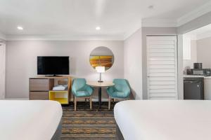 TV a/nebo společenská místnost v ubytování Days Inn by Wyndham San Diego Hotel Circle