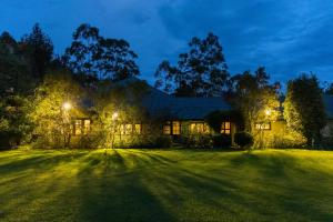 ヌワラエリヤにあるFerncliff Bungalowの夜間の広い庭のある家
