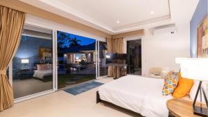 ein Schlafzimmer mit einem Bett und einem großen Fenster in der Unterkunft Velaya Blue Villa at Lipa Noi in Lipa Noi + 59 Fotos