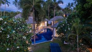 Luftaufnahme eines Hauses mit Swimmingpool in der Unterkunft Velaya Blue Villa at Lipa Noi in Lipa Noi