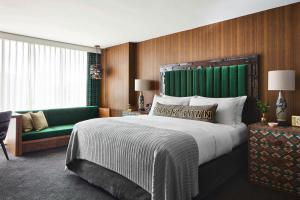 Graduate by Hilton Eugene客房内的一张或多张床位