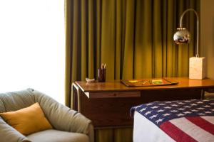 a room with a desk and a chair and a desk with a deskablishthritis at Graduate by Hilton Tempe in Tempe