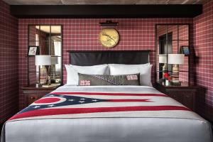 Cama ou camas em um quarto em Graduate by Hilton Columbus