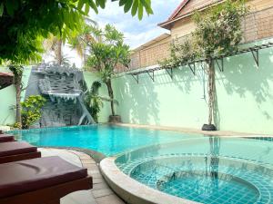 Bazén v ubytování Siem Reap Riverside Hotel nebo v jeho okolí
