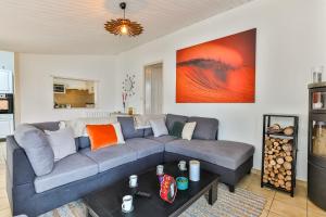 ein Wohnzimmer mit Sofa und Tisch in der Unterkunft La Cabane Rouge - Wifi - Parking in Les Bussolleries