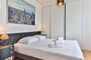 ein Schlafzimmer mit einem großen Bett mit Handtüchern darauf in der Unterkunft La Cabane Rouge - Wifi - Parking in Les Bussolleries + 19 Fotos