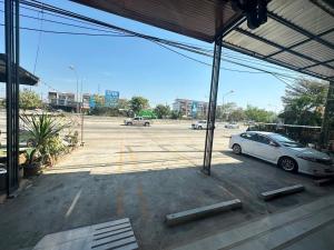 ein Parkplatz mit einem weißen Auto in ihm geparkt in der Unterkunft ภูมิพิมานเฮ้าส์ in Udon Thani