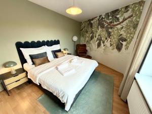 朗根洛伊斯Wine Escapes Langenlois #BRAND NEW#的卧室里有一张铺着白色床单的大床