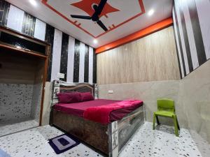 Postel nebo postele na pokoji v ubytování Hotel Raghav Nanadan