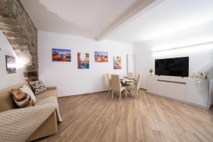 a living room with a tv and a table with chairs at L'Archetto di Romeo in Montefiascone