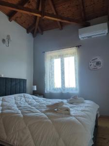 Postel nebo postele na pokoji v ubytování Vaki's country house + 37 fotografií