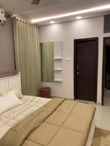 Postel nebo postele na pokoji v ubytování Harmony Haven 1- 2BHK- Luxury -New - Hyderabad + 16 fotografií