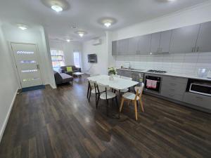 Kuchyň nebo kuchyňský kout v ubytování Serenity Home 7 by Hiverooms