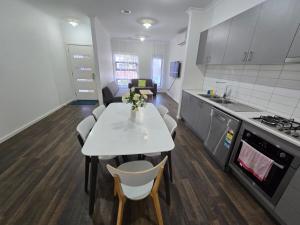 Kuchyň nebo kuchyňský kout v ubytování Serenity Home 7 by Hiverooms