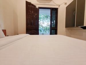 Postel nebo postele na pokoji v ubytování Hare Rama Hare Krishna - EESHA Hotel