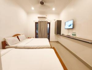 TV a/nebo společenská místnost v ubytování Hare Rama Hare Krishna - EESHA Hotel