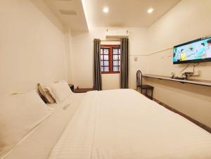 Postel nebo postele na pokoji v ubytování Hare Rama Hare Krishna - EESHA Hotel