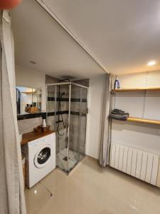 a laundry room with a washing machine and a washer at L'Essentiel in Savigny-sur-Orge