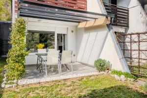 d'une terrasse avec une table et des chaises dans l'arrière-cour. dans l'établissement Apartment Mojca, à Bovec
