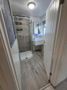 a bathroom with a shower and a sink at Lovely & Beautiful 2 Bed-Apartment in Borehamwood in Borehamwood