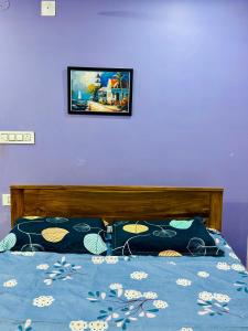 Postel nebo postele na pokoji v ubytování Sri padha vallabha serenity homestay